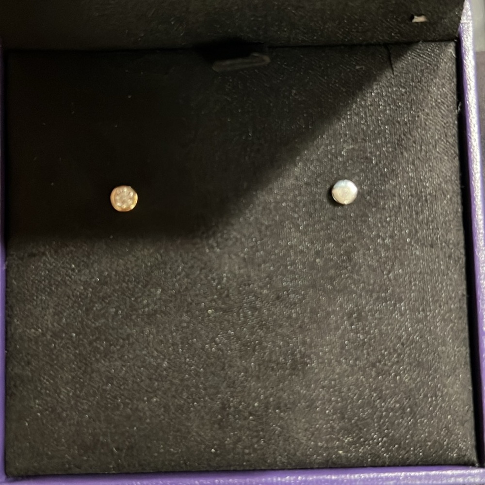 MEJURI - Piercing Studio - Solo Diamond Flat Back Stud - 14K Yellow Gold - Picture 6 of 7